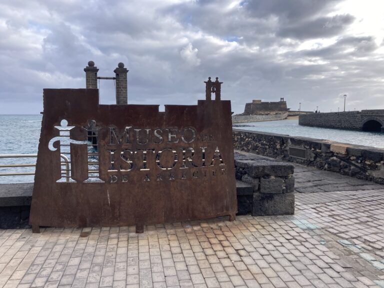 Entrada al Castillo de San Gabriel en Arrecife